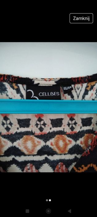 Sukienka maxi z egzotycznym wzorem.