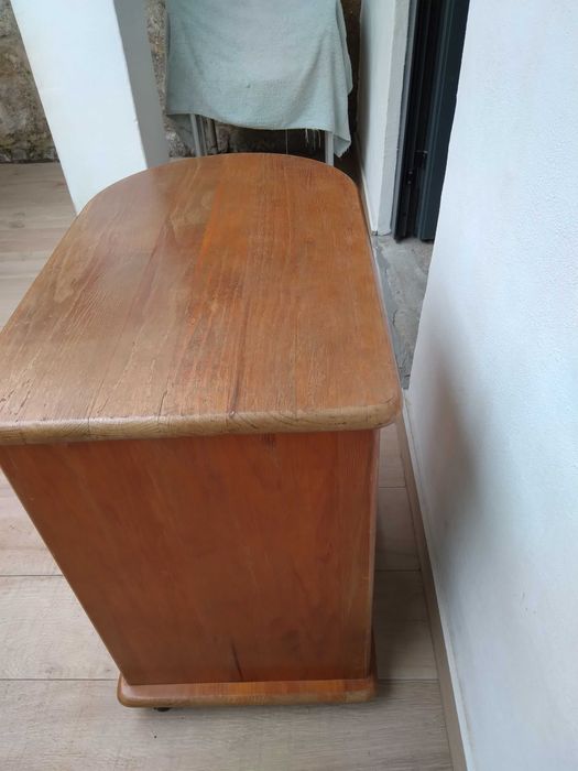 Mesa de apoio com rodas