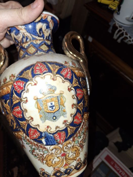 Jarra brasonada antiga com dourados faiança