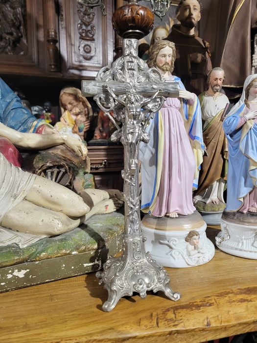 Pięknie zdobiona pasyjka krzyż cynkal