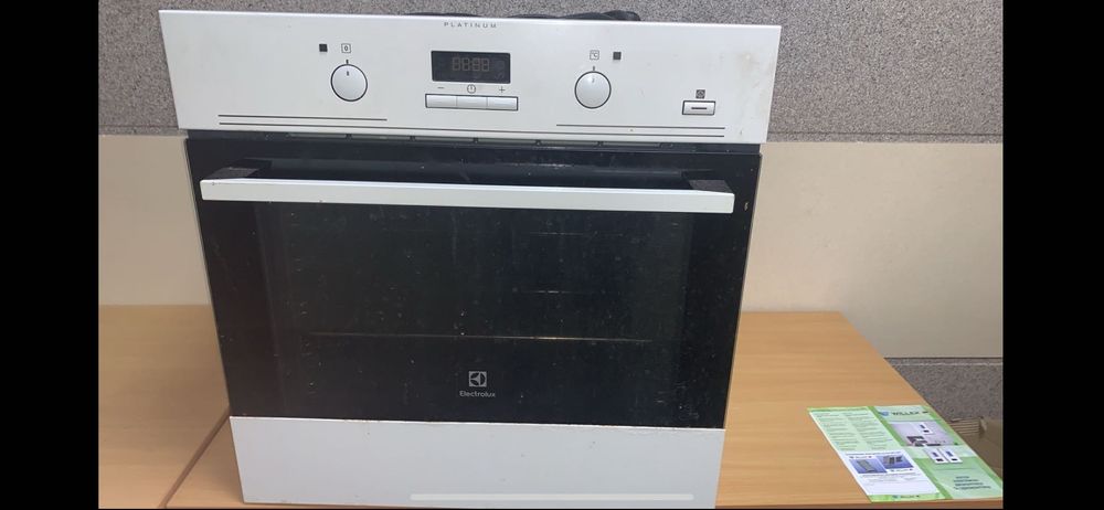 Чудова духова шафа Electrolux SteamBake PRO 600 EOB93434AW