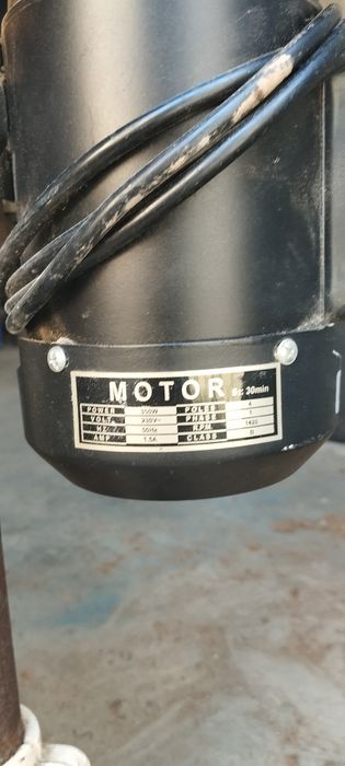 Engenho de furar de bancada (ou furadora de coluna de correias) da marca PowerED, modelo PDP20013S