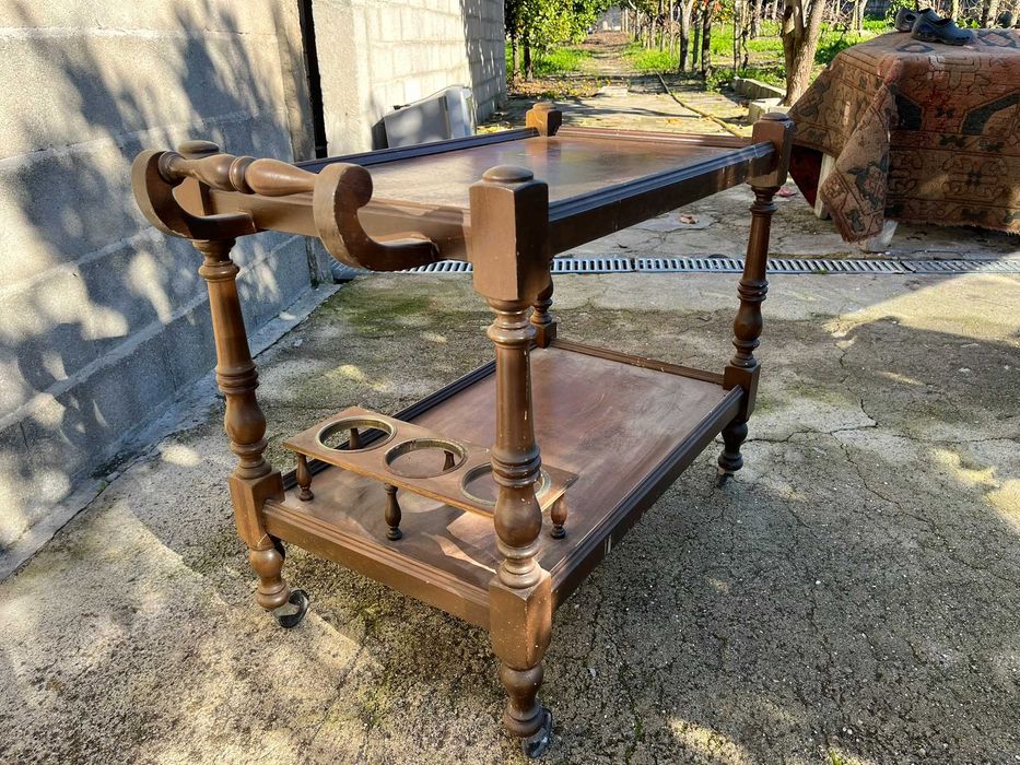 Carro de Chá Antigo com Rodas e Lugar para 3 Garrafas