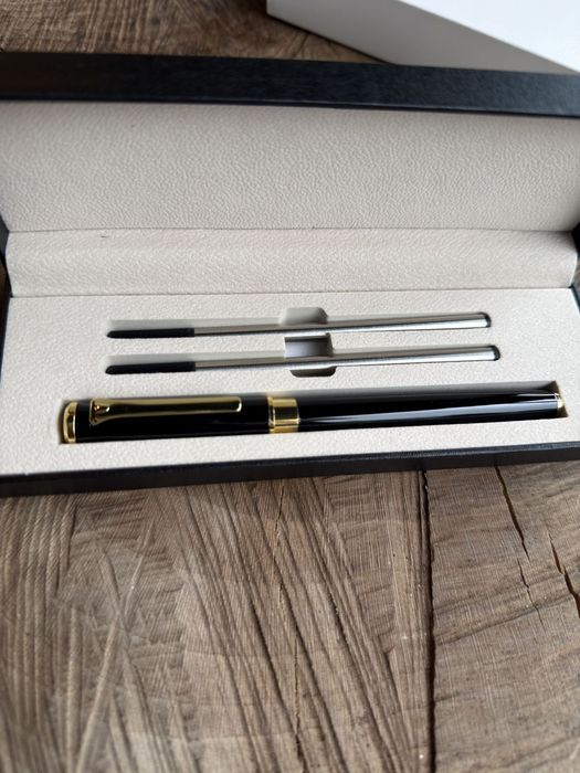 Caneta Premium com carga extra e estojo, ideal para presentes e brinde