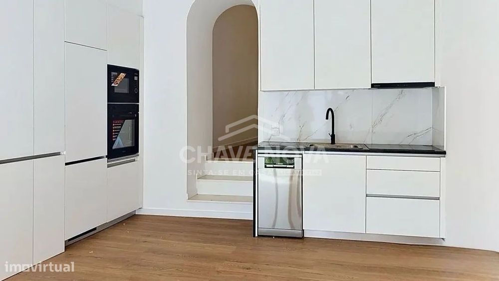 Moradia em Banda T1+1 Renovada c/ Terraço, Mafamude