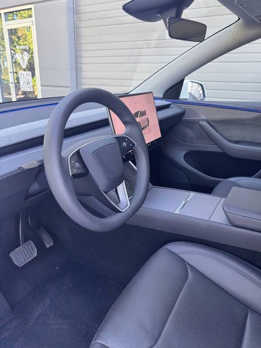 Tesla Model Y Long Range      2026