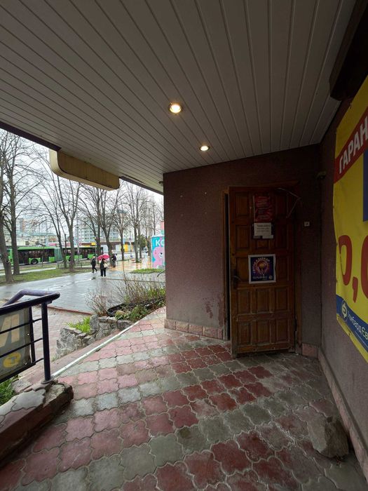 Приміщення 33,5 м² з окремим входом 2 хв від метро Палац Спорту