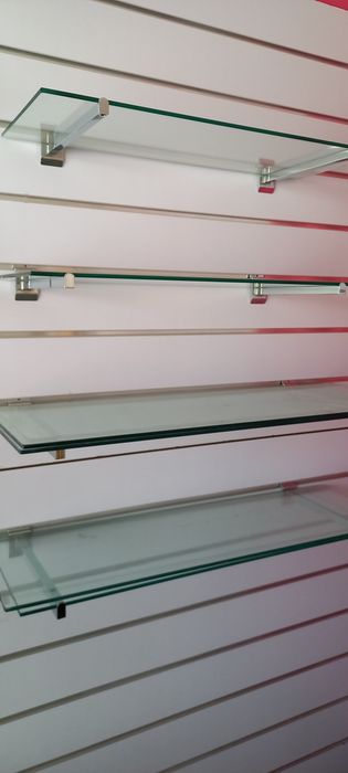 Prateleiras de vidro e cabides, para painel multisistema para loja