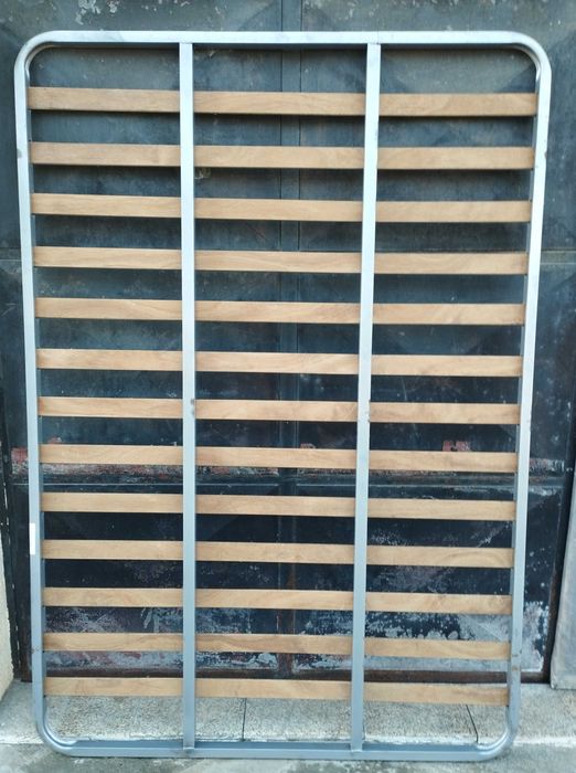 Estrados cama de casal marca Mindol, em bom estado de conservação