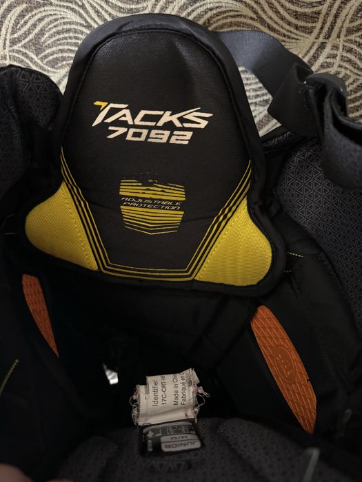 Дитяча хокейна форма JR б/у стан нових шолом, шорти , захист , ковзани