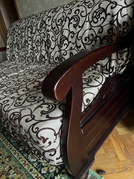 Диван зменшеної довжини, дерев'яний каркас, розкладний уперед, шухляда