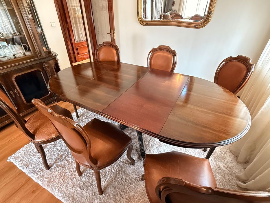 Conjunto sala completo(mesa + 6 cadeiras + cristaleira/ aparador) clássico e em bom estado