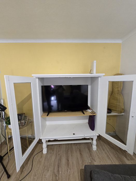 Vitrine/cristaleira de estilo clássico
