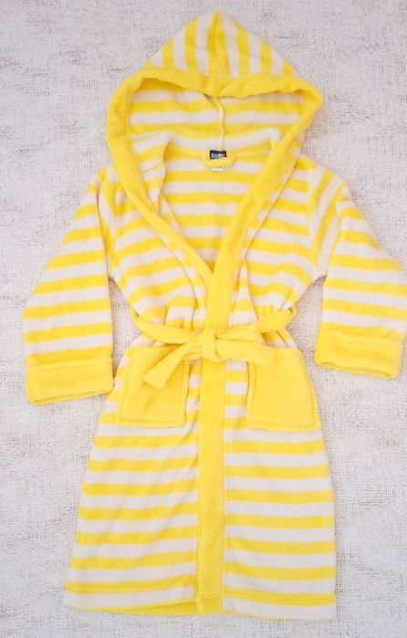 Robe branco às riscas amarelas