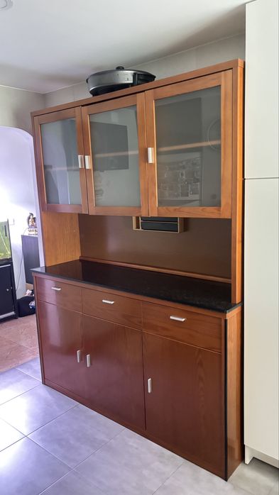 Móvel louceiro em cerejeira