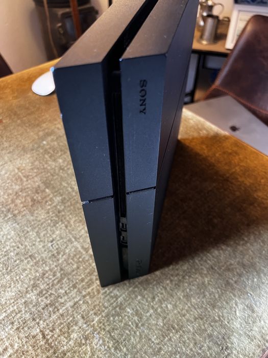 Playstation 4 usada sem comandos nem cabos