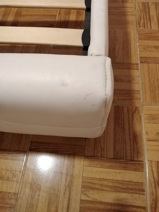 Cama em polipele sem colchão