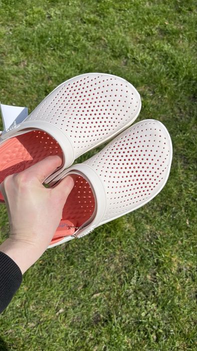 Пудрові жіночі крокси лайтрайд crocs literide barely pink