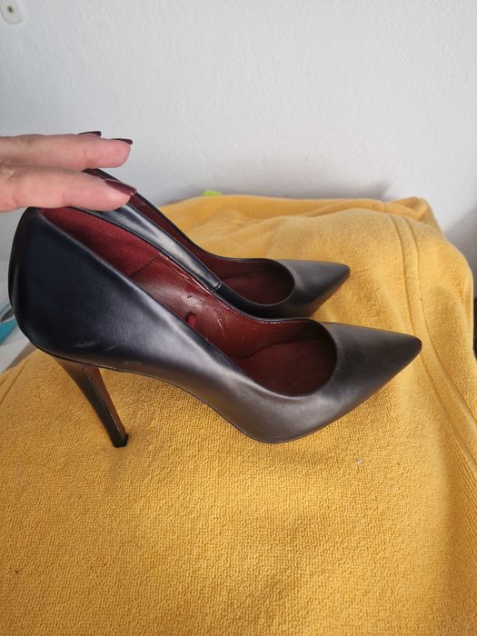 Sapatos novos elegantes