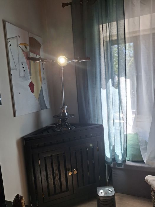 candeeiro único  e uma obra de arte