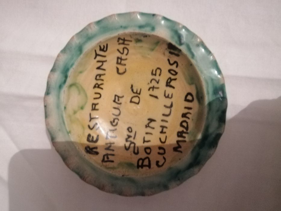 Pratos antigos com publicidade e outras marcas