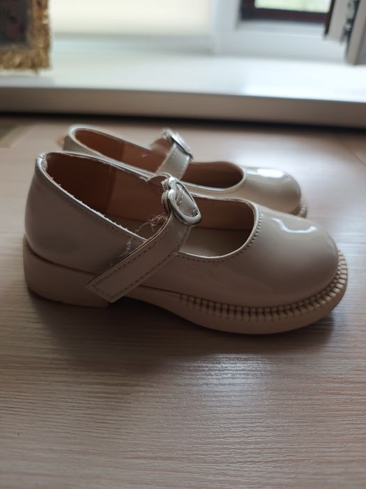 Лакові мештики для дівчинки