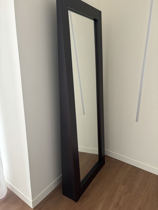 Espelho de pé em wengue com as dimensões de 1.65x 65