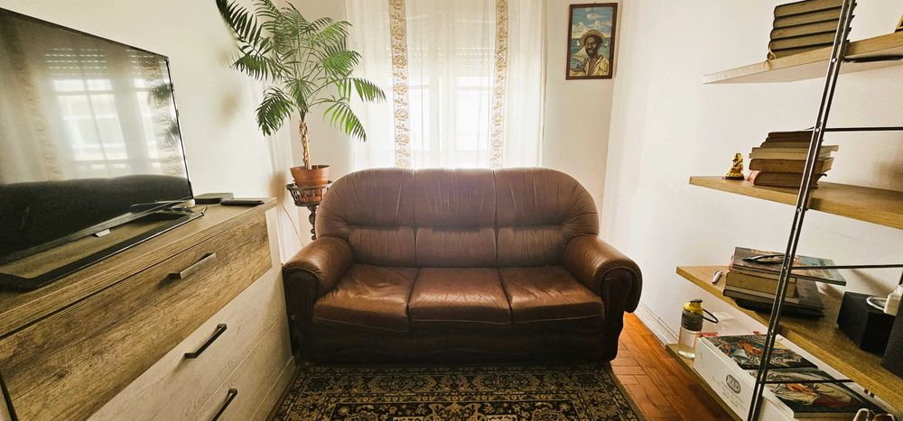 Conjunto Sofás em Pele Castanho (Sofá-Cama + Cadeirão)