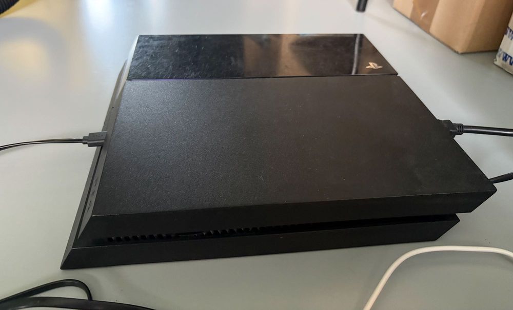 PS4 + 2 pady + stacja dokująca + Fifa 19