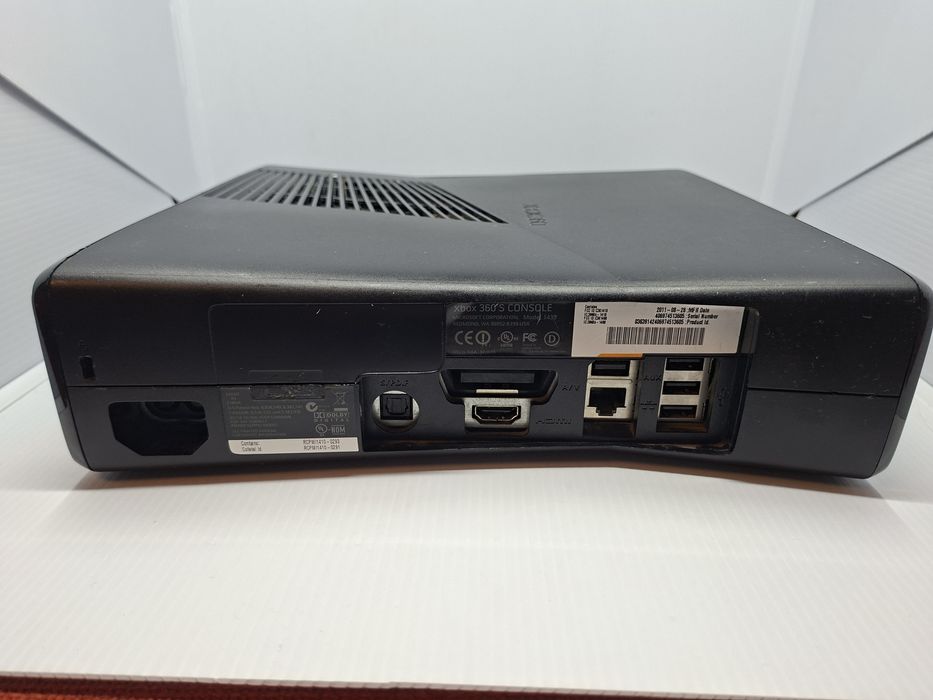 Xbox360 slim (sama konsola)