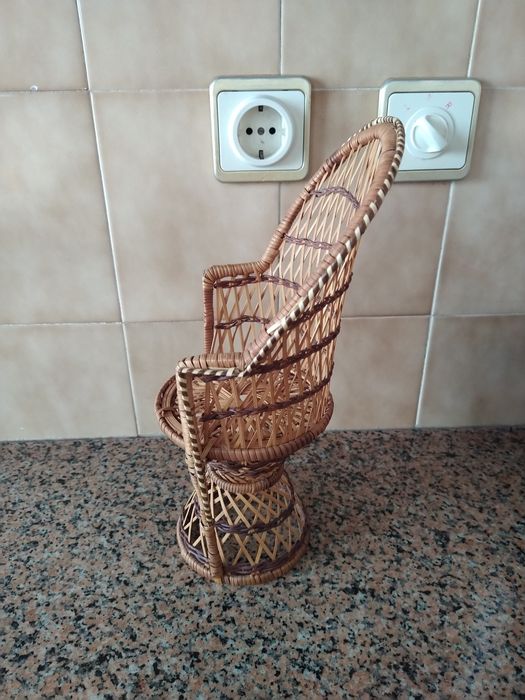 Cadeira de vime verga vintage de bonecas,