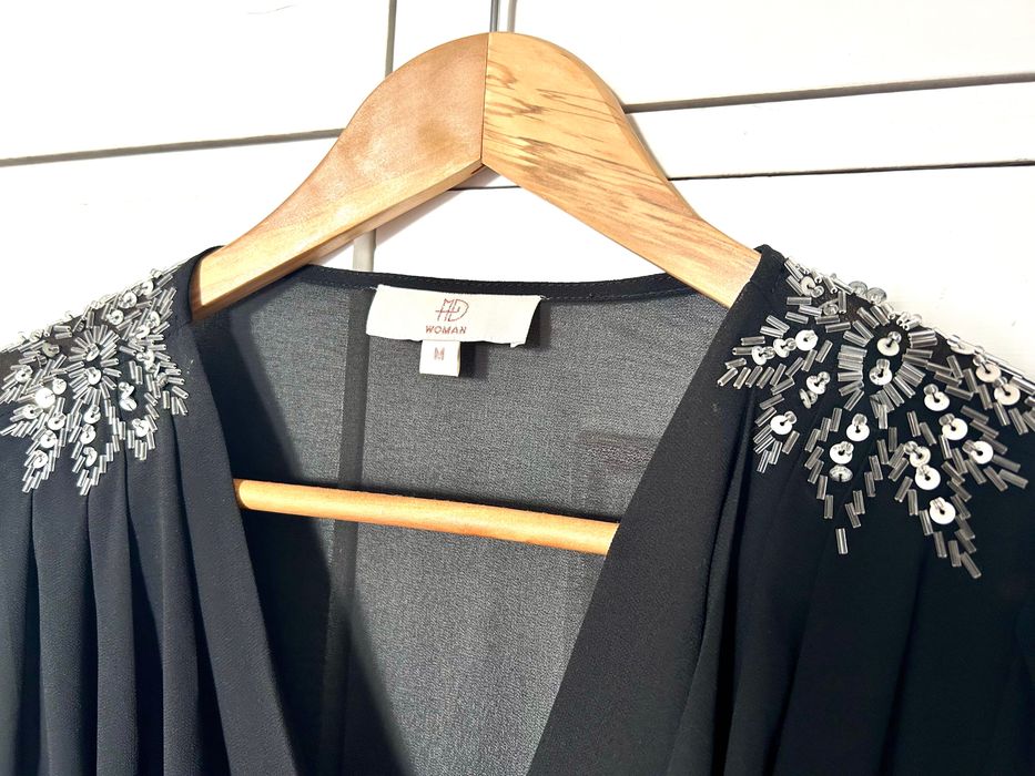 Blusa preta tipo chifrou com detalhe de lantejoulas nos ombros