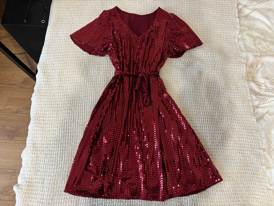 Błyszcząca czerwona sukienka mini oversize / Sylwester