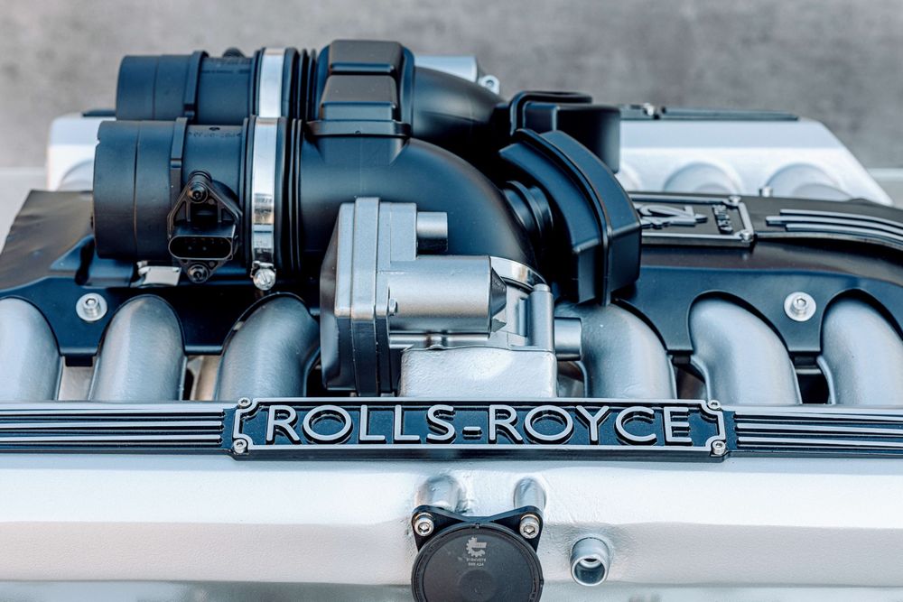 Stolik z silnika Rolls-Royce Phantom 6.75 V12 Stolik  z bloku silnika