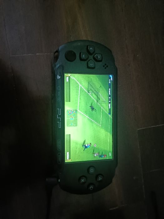 PSP  com carregador e 8 jogos