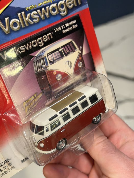 Johnny Lightning 1965 Volkswagen Samba Bus 21 Window T1 Premium VW T2