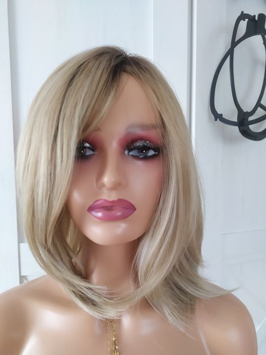 Peruka długa nr.9 blond grzywką na bok