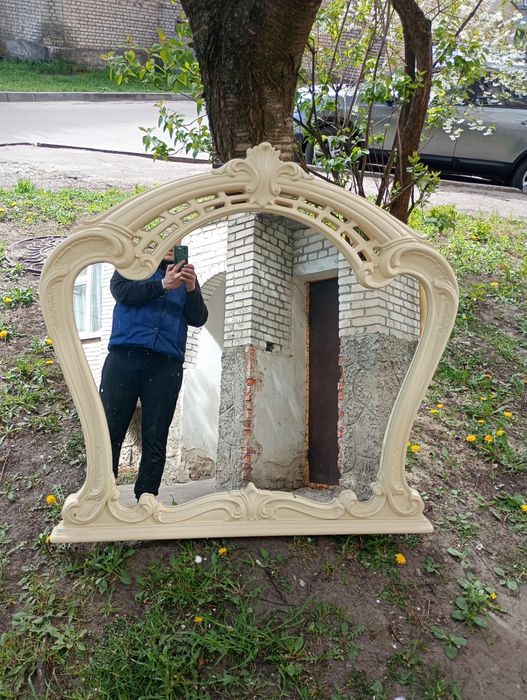 Велике дзеркало в обрамленні