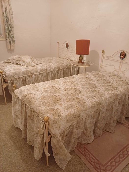 Mobília de quarto com duas camas de solteiro