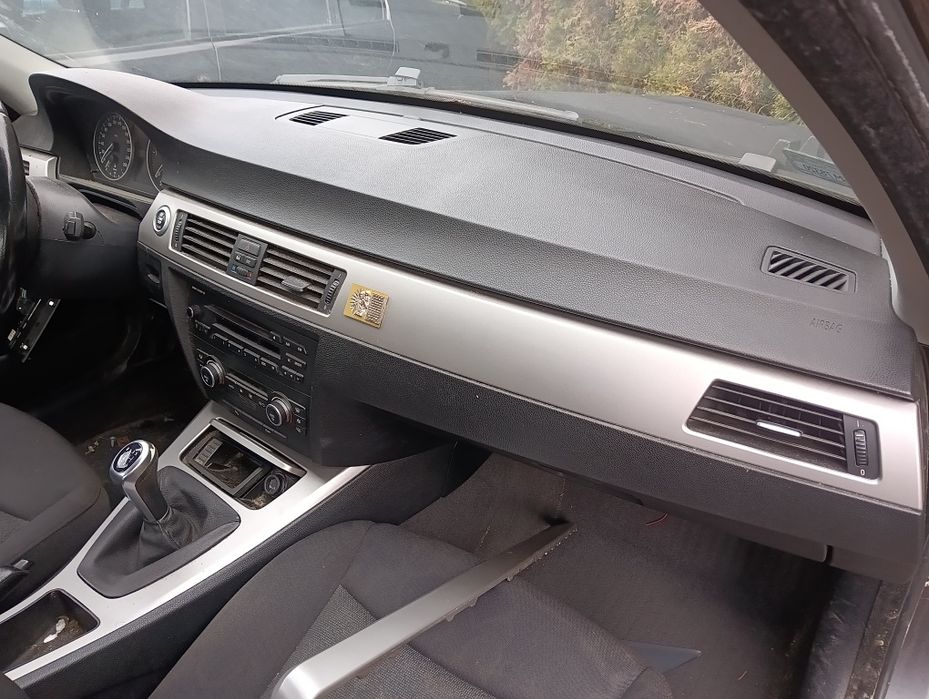 Deska rozdzielcza BMW E90 E91 E92 E93 czarna decha poduszka konsola