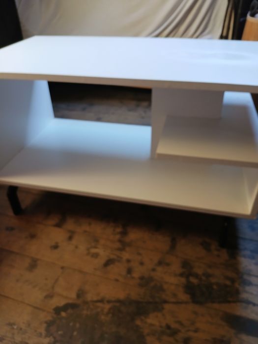 Biala  ława do pokoju salonu