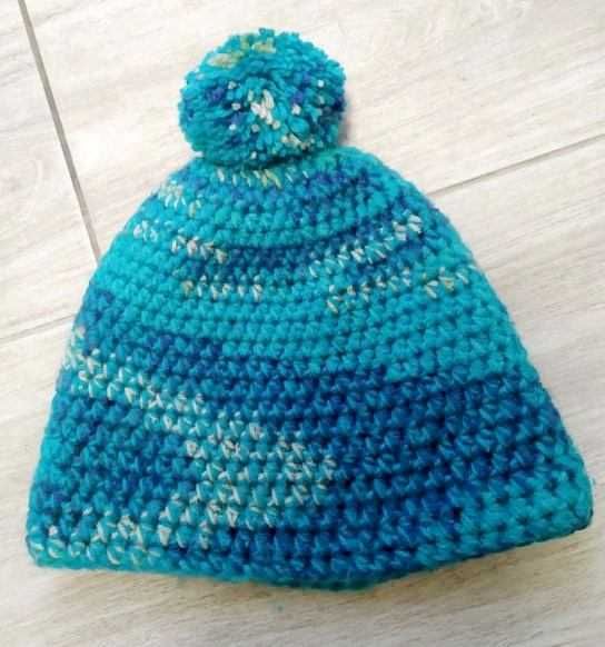 Dziergana turkusowa czapka