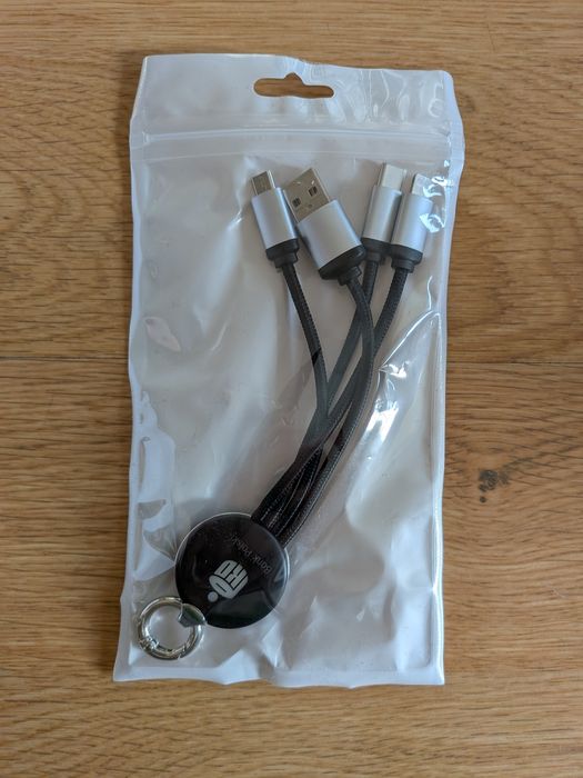 Kabel 3 w 1 USB - Lightning/Micro USB/USB-C

Kabel umożliwia ładowanie