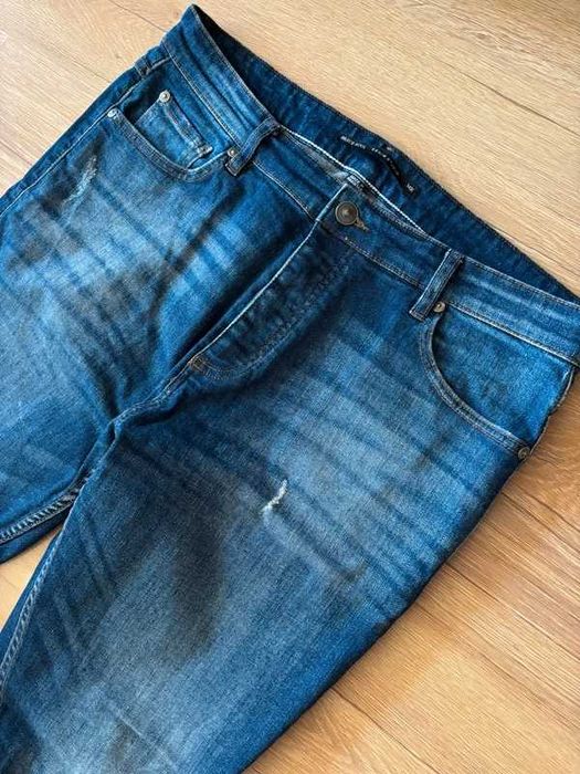 Spodnie jeans z dziurami 34
Spodnie jeans z dziurami 34