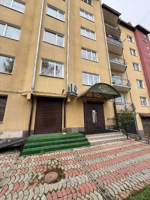 Комерційне приміщення в Богородчанах попри дорогу.