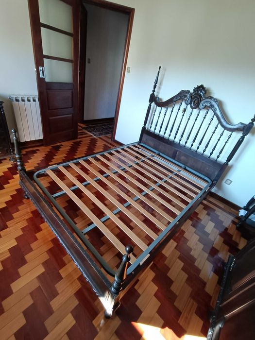 Quarto em madeira maciça estilo antigo