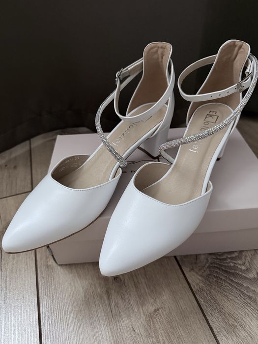 Skórzane ślubne czółenka na obcasie/ słupku zapinane ze sprzączka