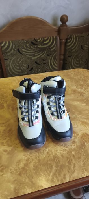 Кросівки зимові навів черевики стан нових