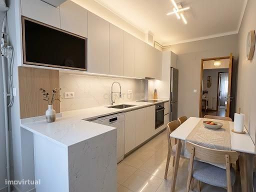Apartamento T3 na avenida principal de Corroios - Oportunidade Única!