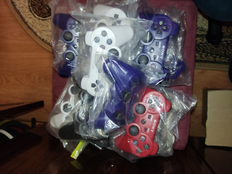 PS3  super slim 500GB + 2 безпровідних джойстика  в коробці приставка з іграми  прош.HEN